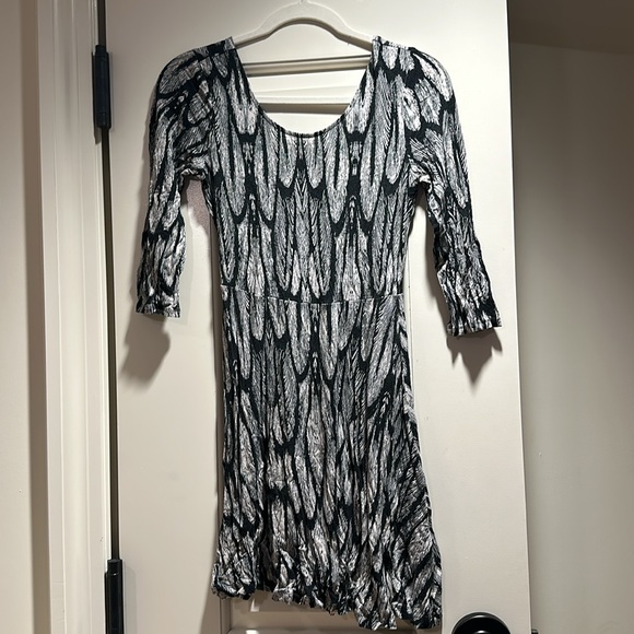 Express Quarter-Sleeve Leaves-Print Jersey Stretch Dress in Size Small - Picture 2 of 6